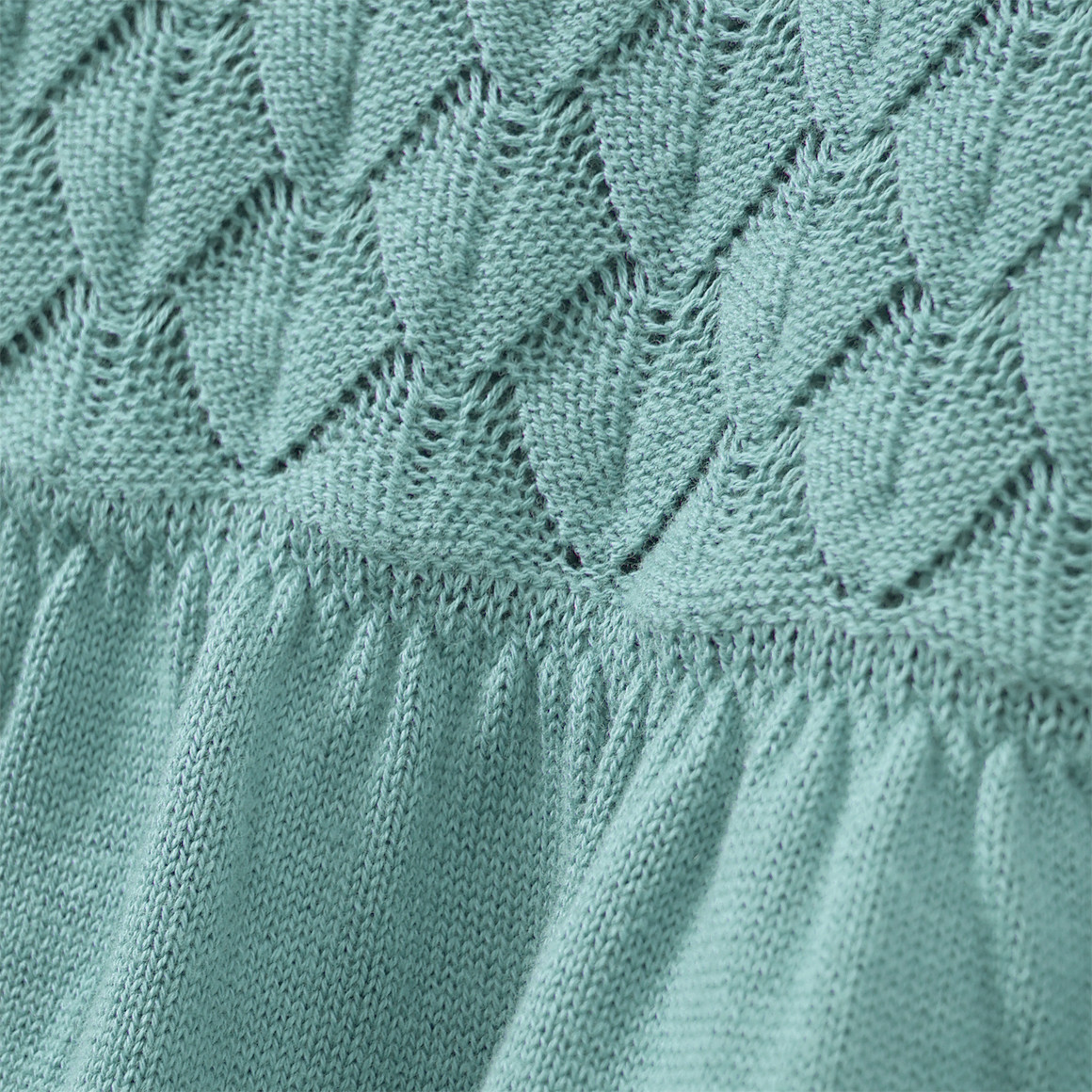 Gebreide meisjesjurk met honingraatstructuur