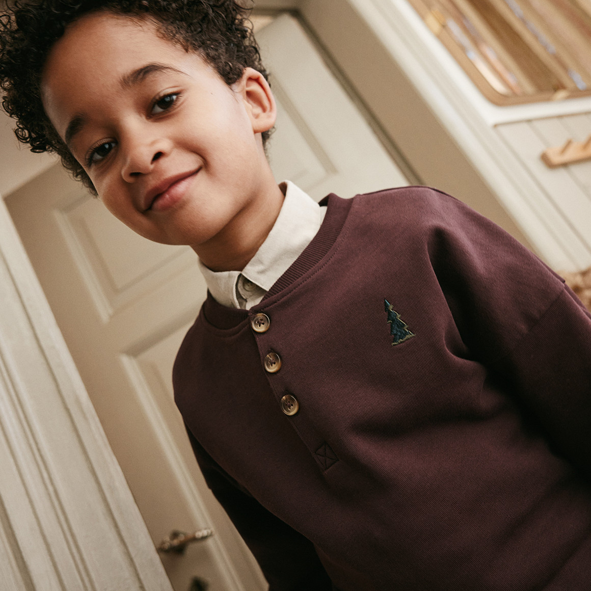 Jungen Sweatshirt mit kleiner Stickerei