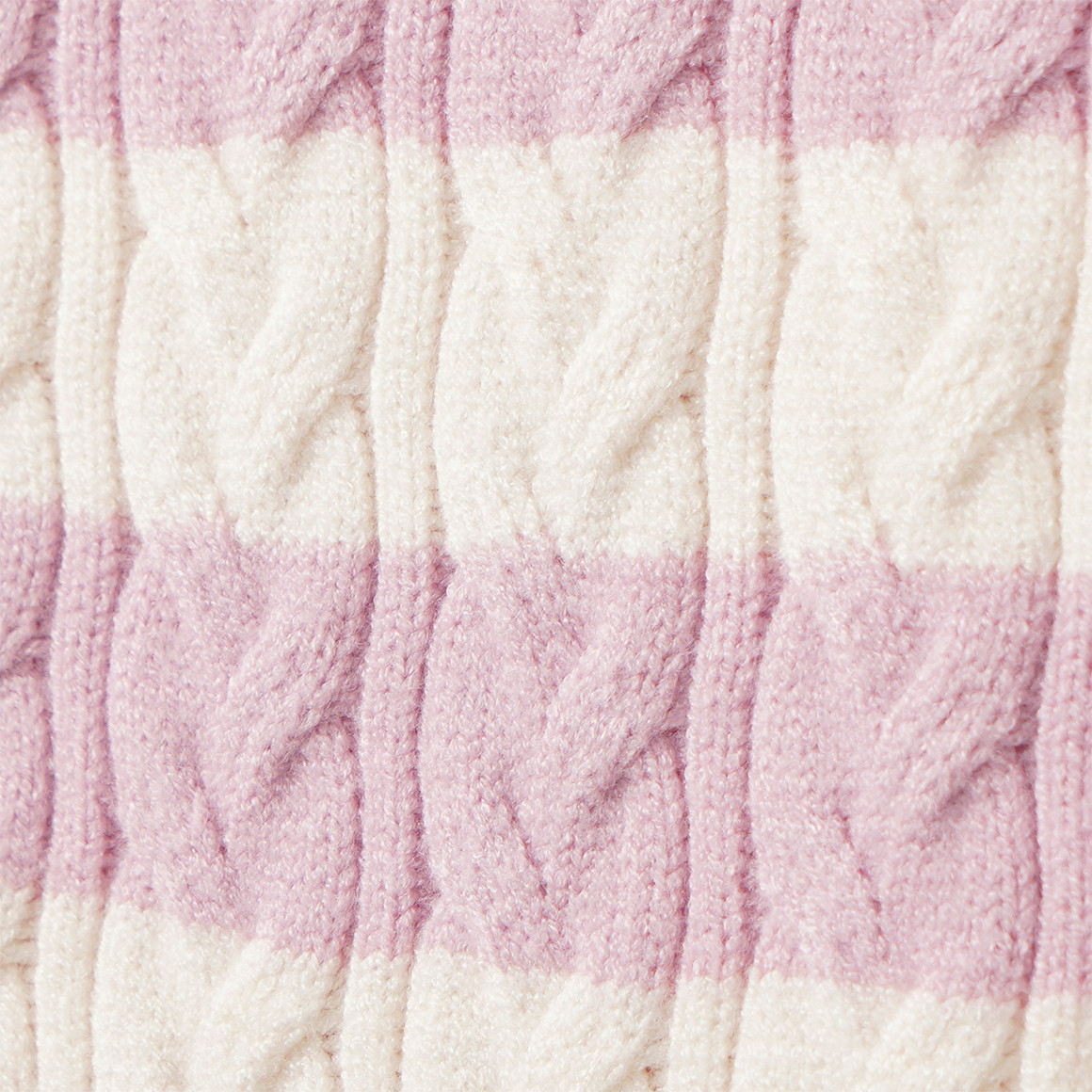 Gebreide babytrui met vlechtpatroon