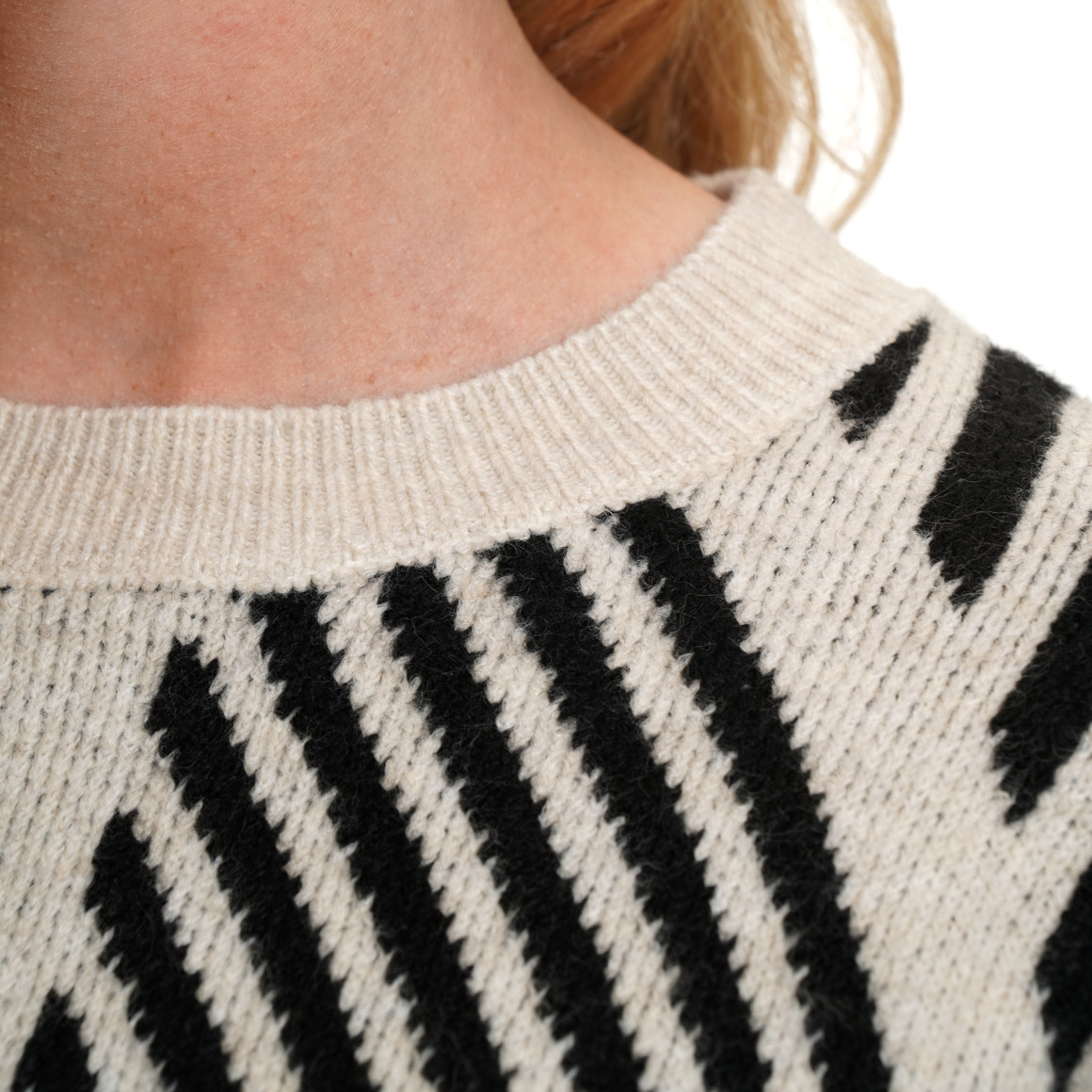 Dames gebreide trui met streeppatroon