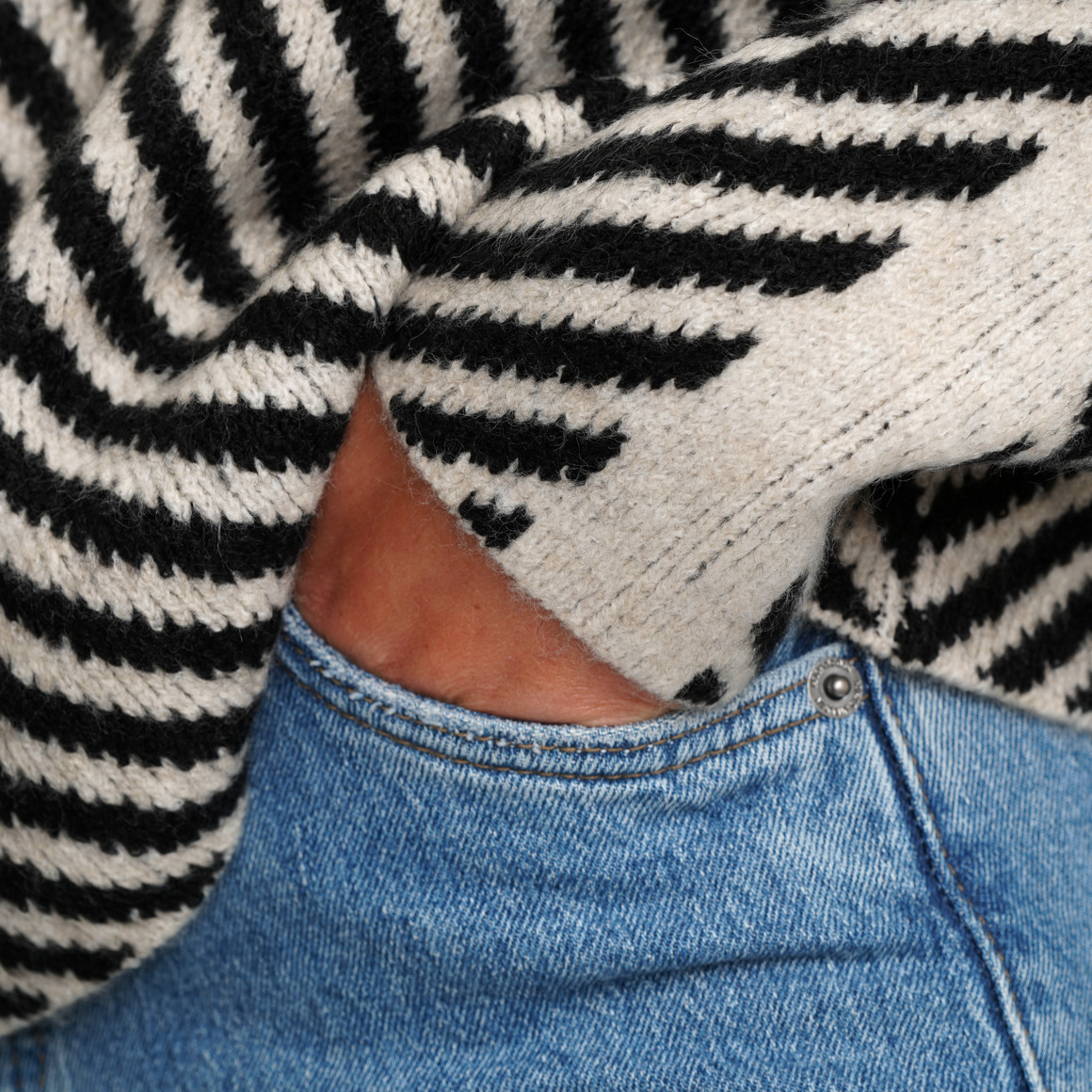 Dames gebreide trui met streeppatroon