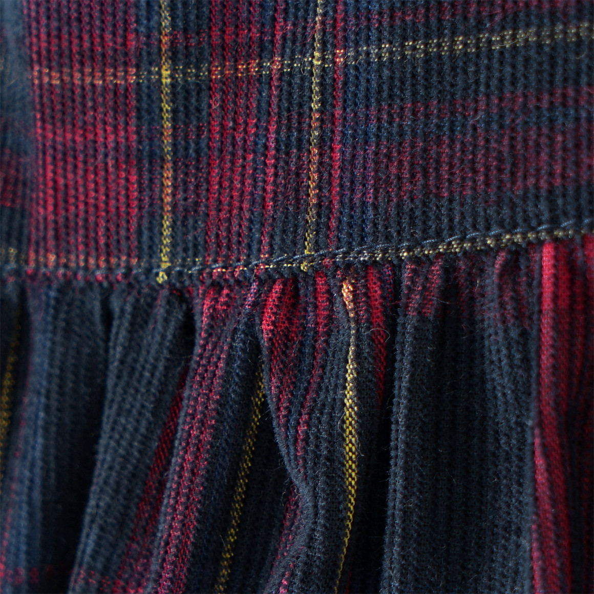 Meisjes jurk in ribfluweel met pofkraag