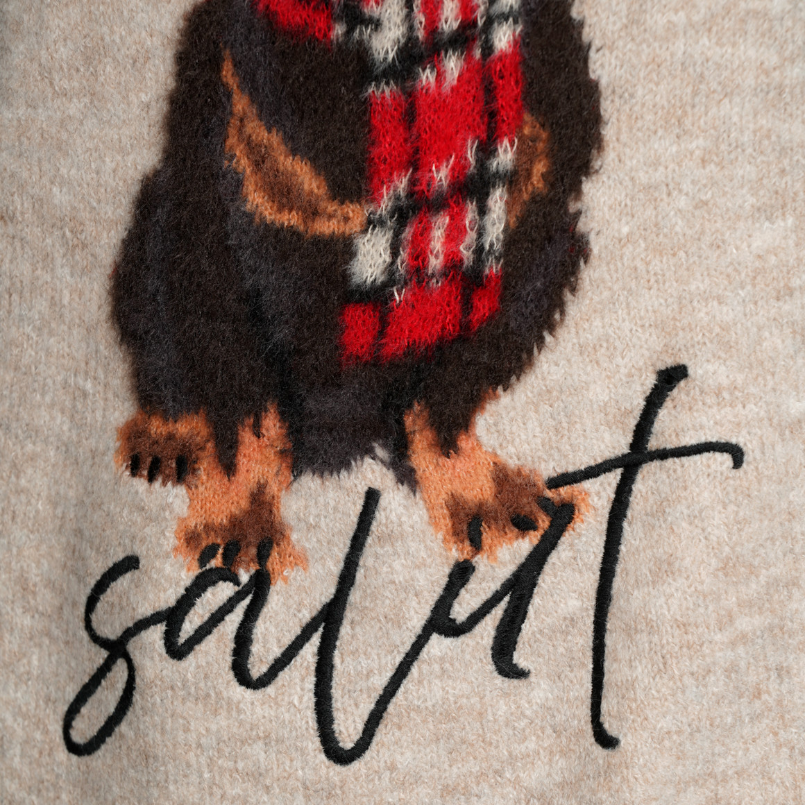 Gebreide damestrui met teckelmotief