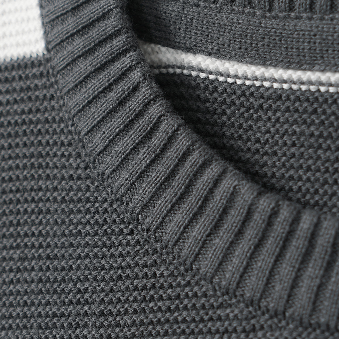 Jungen Strickpullover mit Streifen