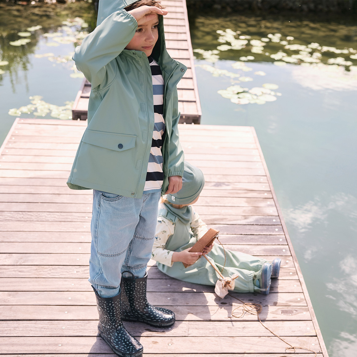 Jungen Pull-on-Jeans mit Kniefalte