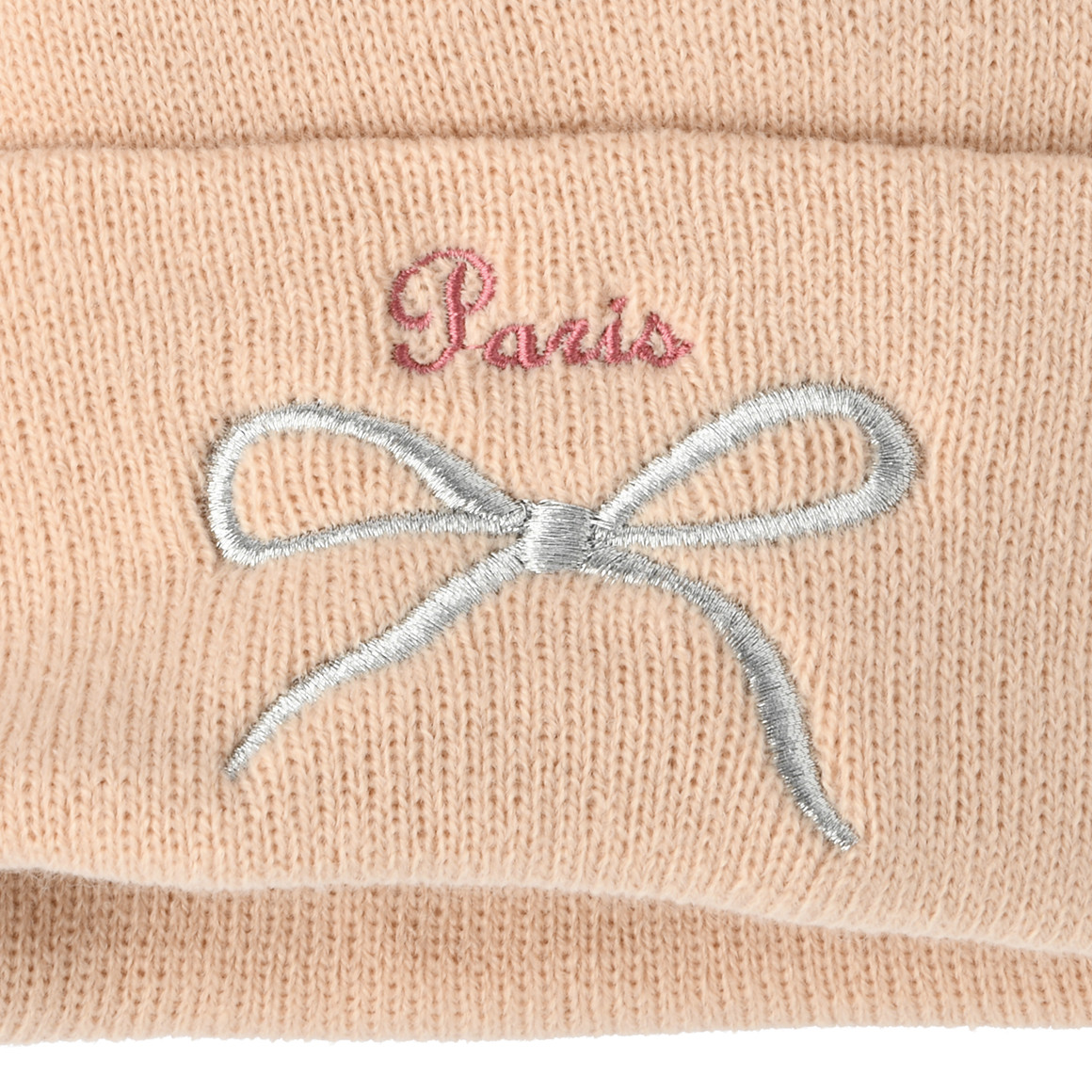 Gebreide muts met borduursel voor meisjes