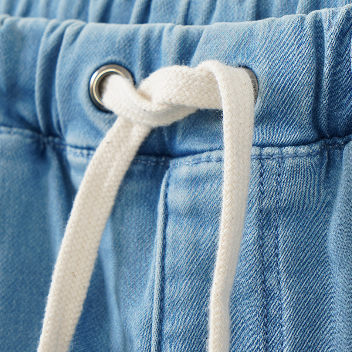 Jungen Pull-on-Jeans aus elastischem Denim