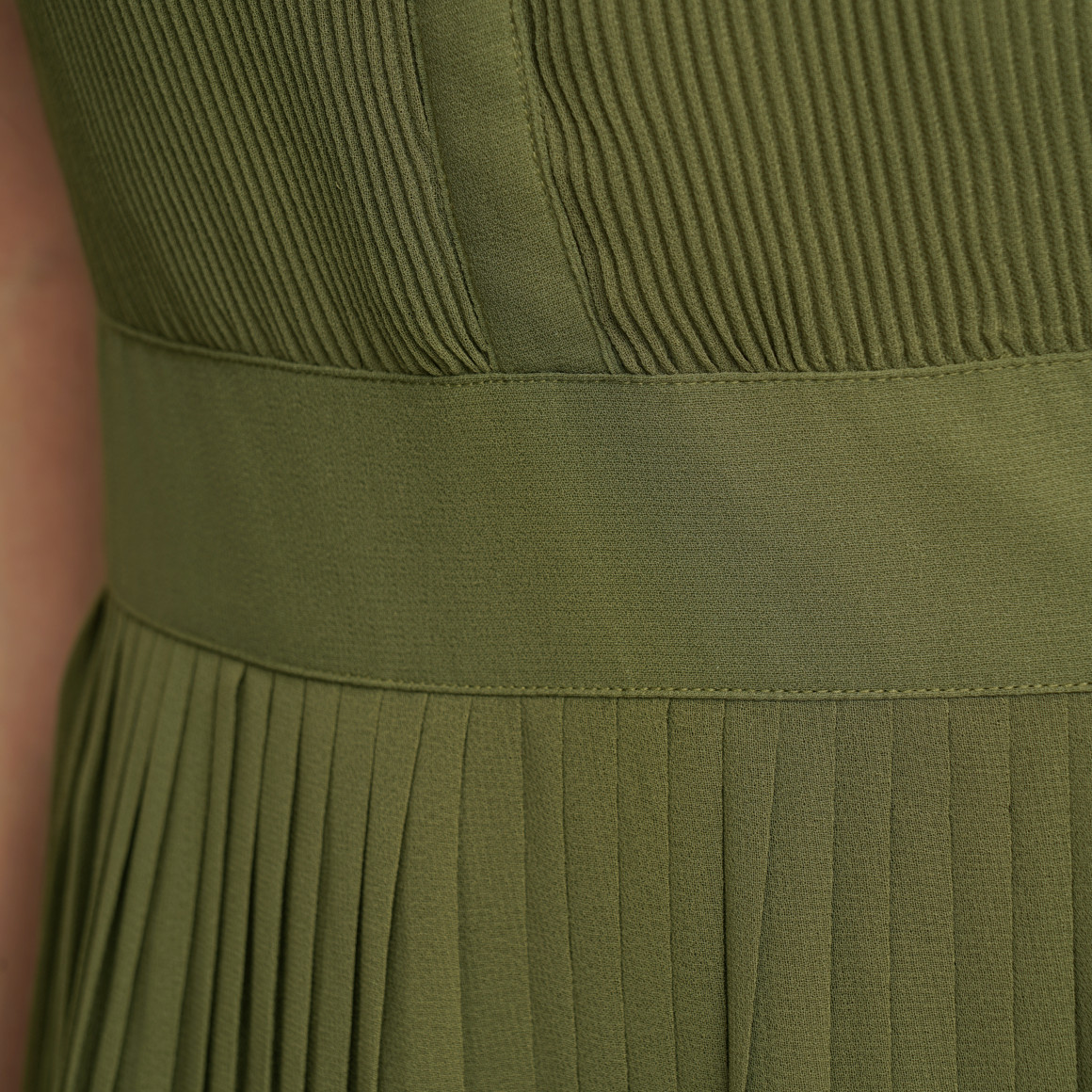 Damen Plissee-Kleid mit kleinem V-Ausschnitt