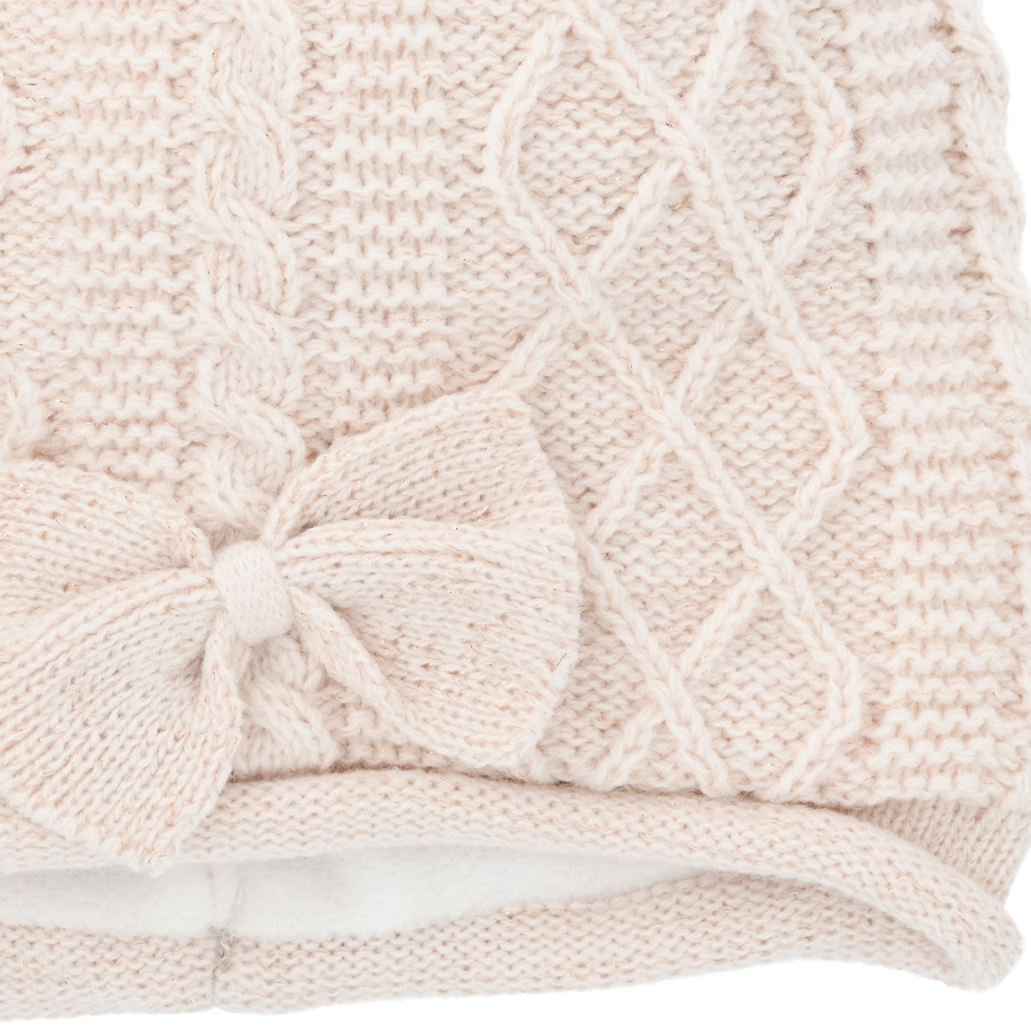 Gebreide babymuts met decoratieve strik