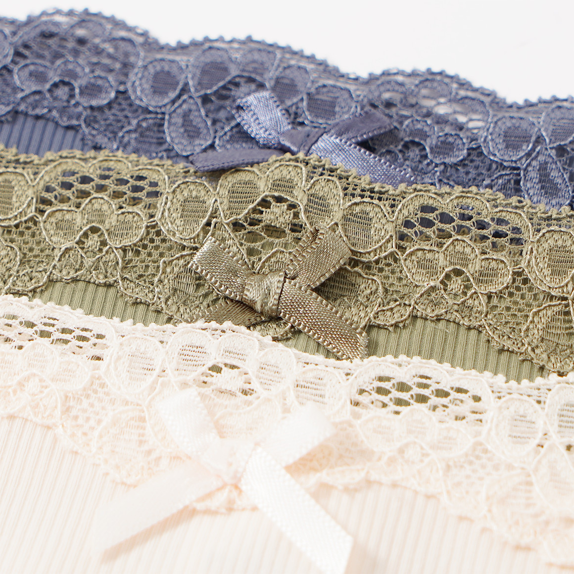 3 damesstrings met kant