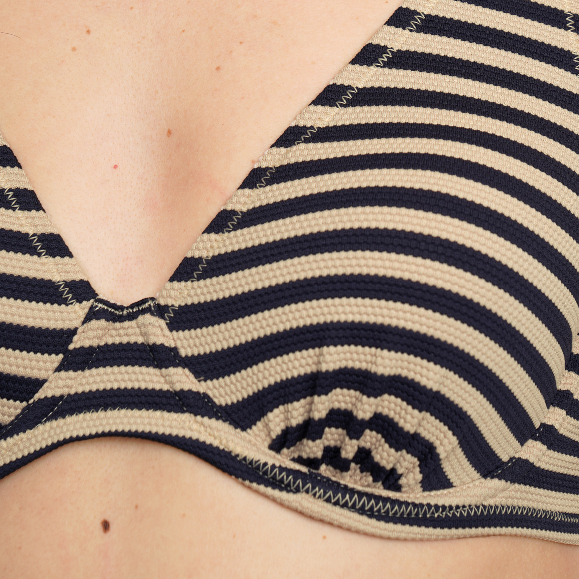 Damen Bikinioberteil mit Streifenstruktur