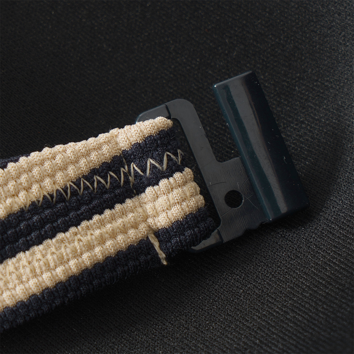 Damen Bikinioberteil mit Streifenstruktur