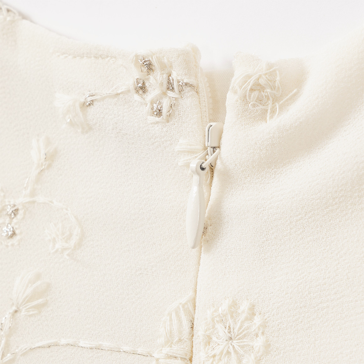 Mädchen Kleid mit Stickereien