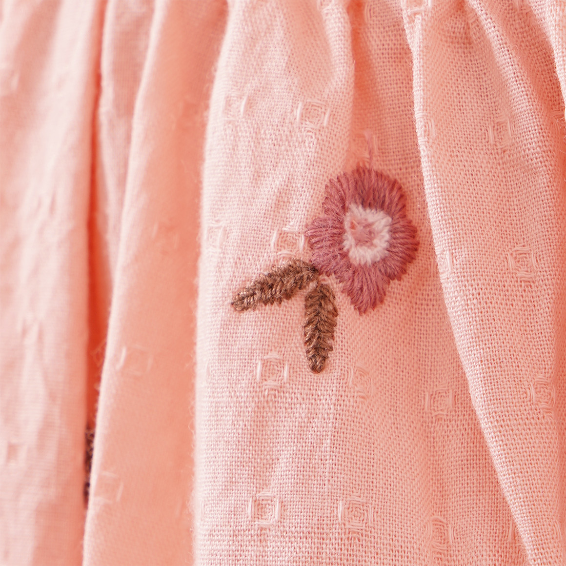 Mädchen Kleid mit gestickten Blumen