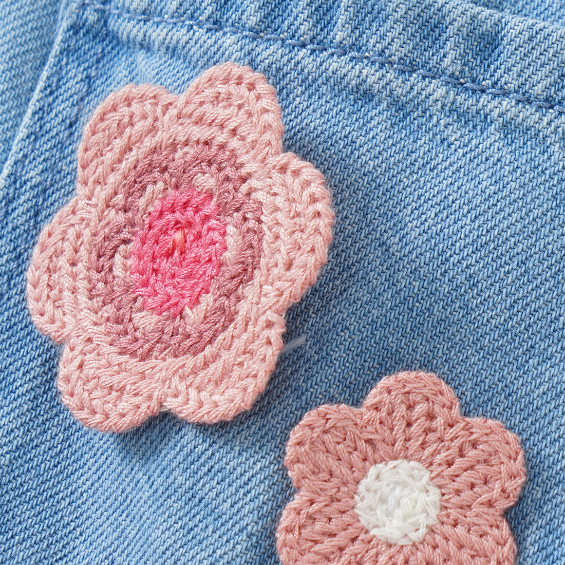 Mädchen Latzshorts mit Blumen-Applikation