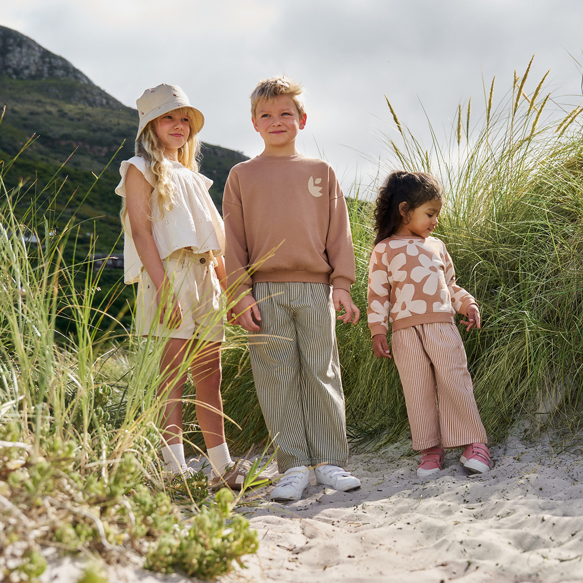 Mädchen Jeans mit Blumen-Stickerei