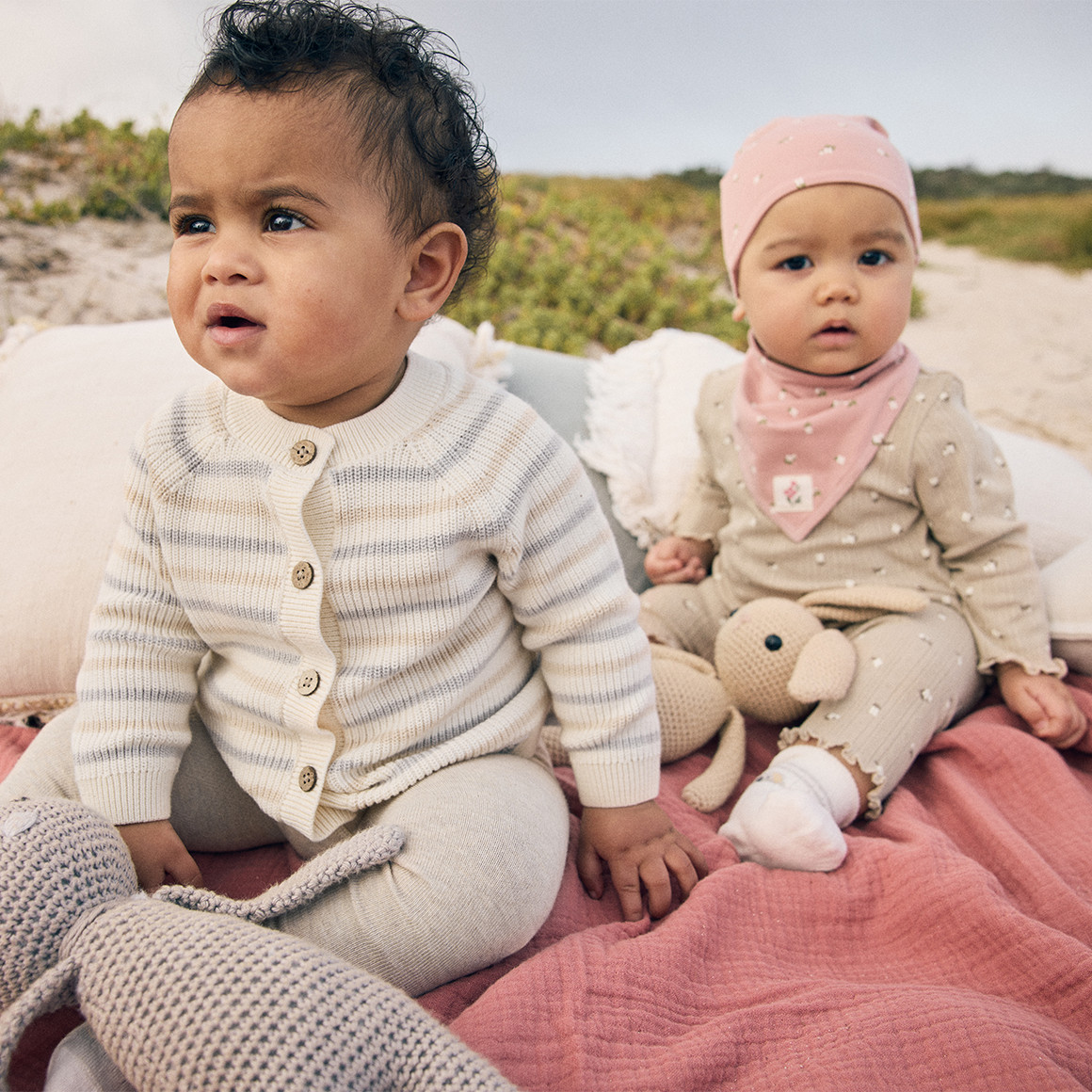 Newborn Strickjacke mit Streifen