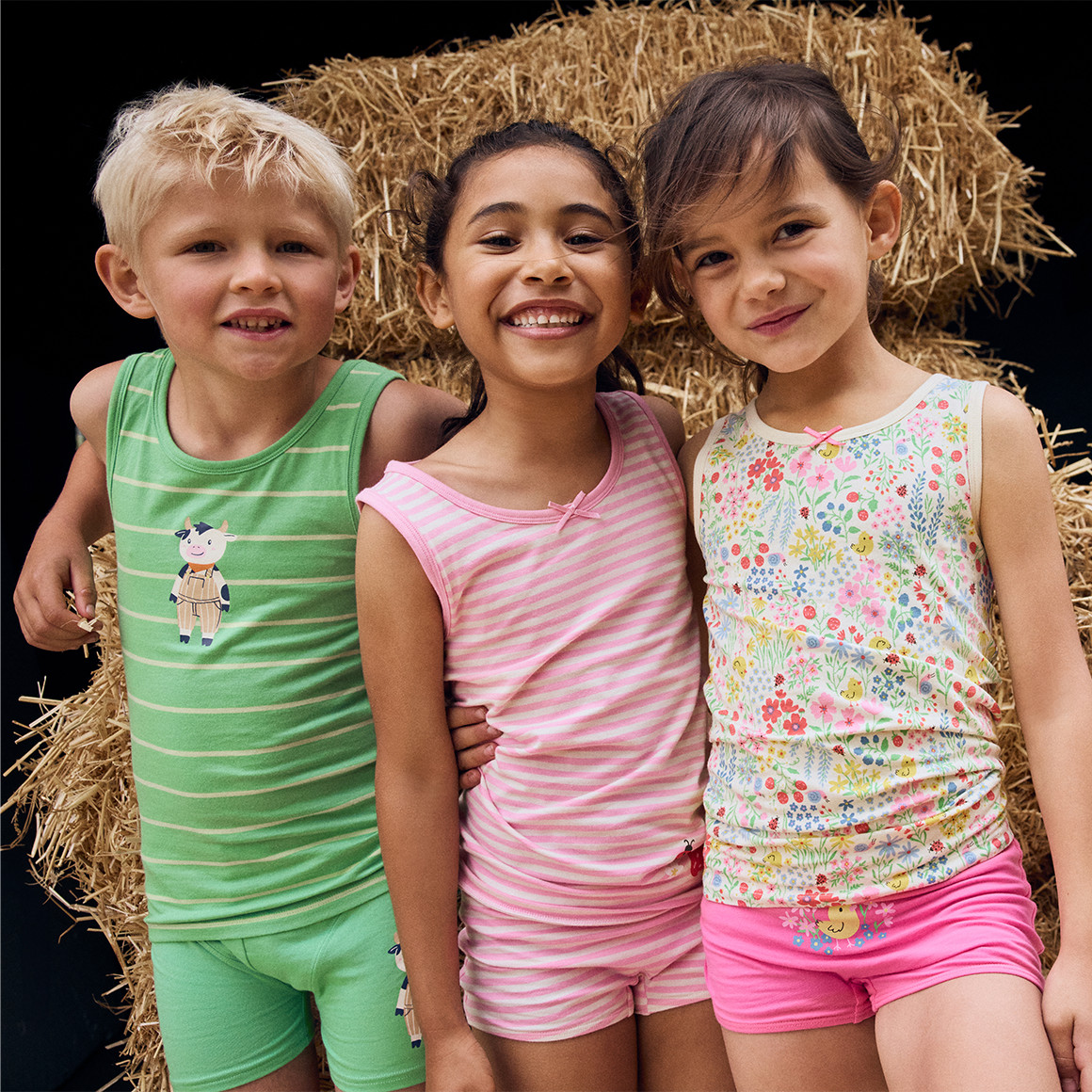 3 Jungen Unterhemden in verschiedenen Dessins