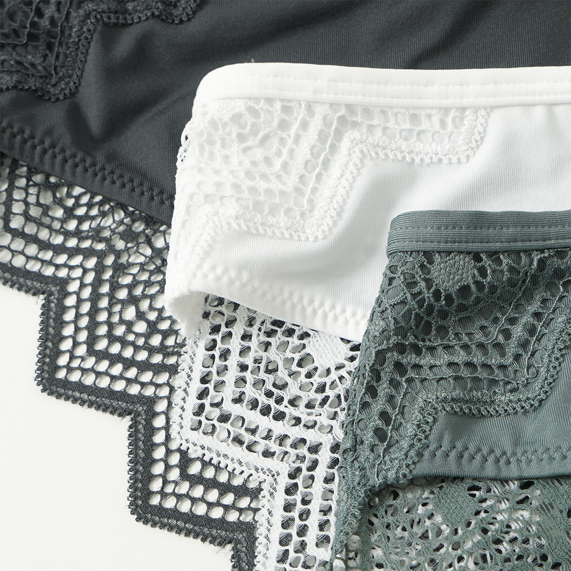 3 Damen Slips mit Spitze