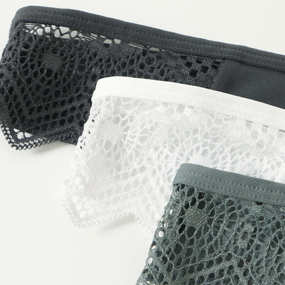 3 Damen Strings mit Spitze