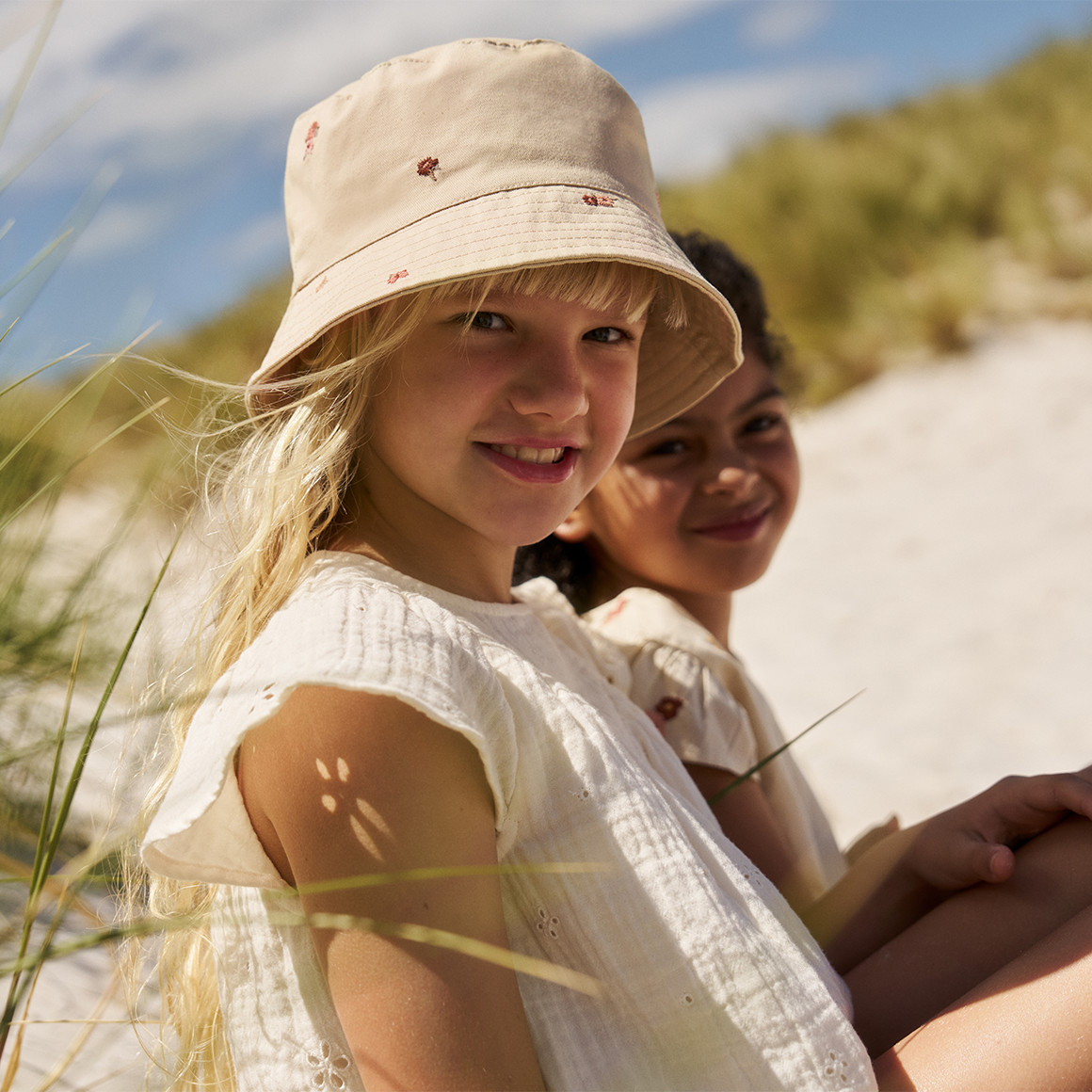 Mädchen Hut mit Blümchen-Stickerei
