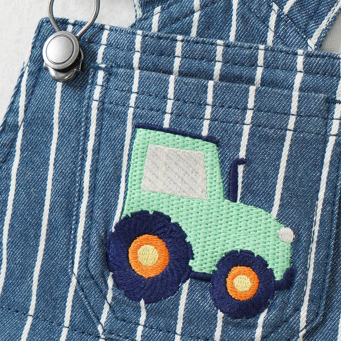 Baby Jeanslatzhose mit Stickerei