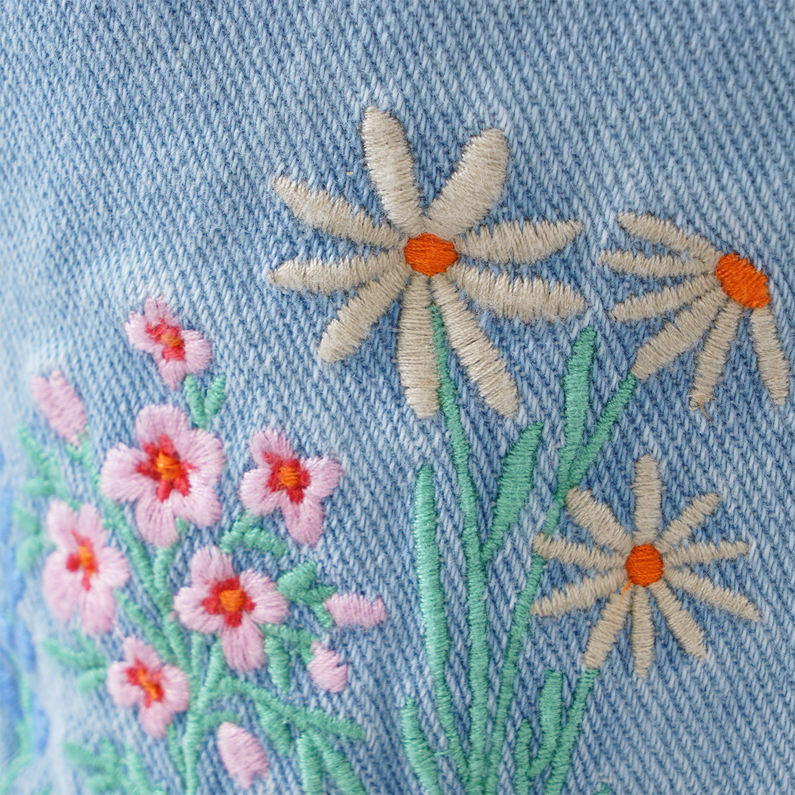 Baby Jeans mit Stickereien