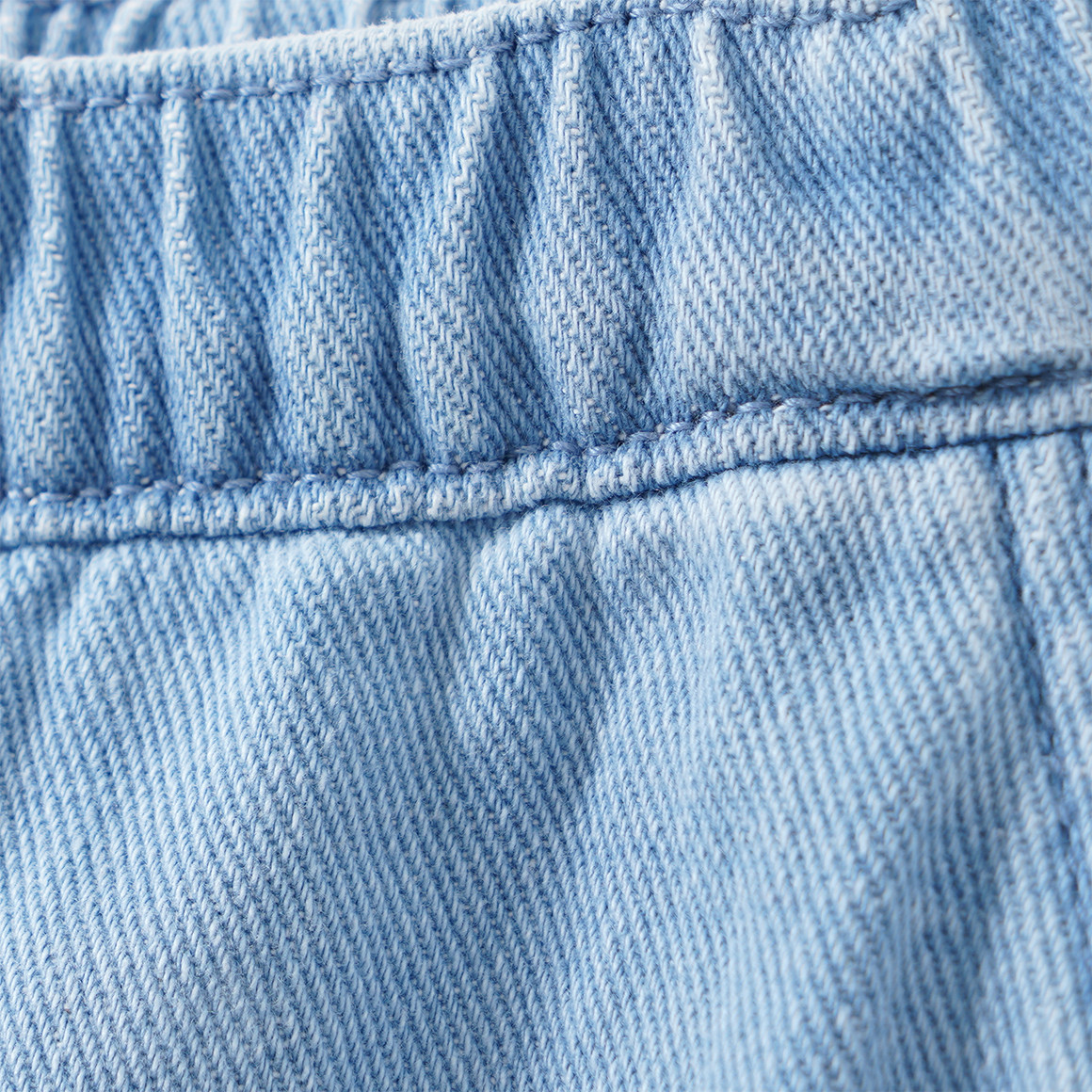 Baby Jeans mit Stickereien