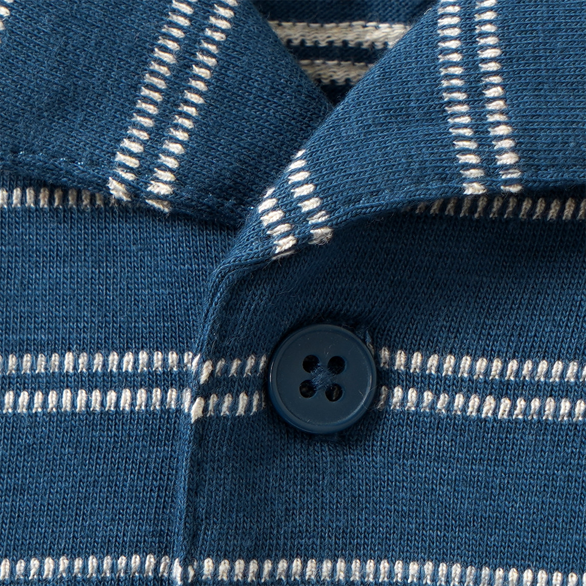 Jungen Shorty im Ringel-Look