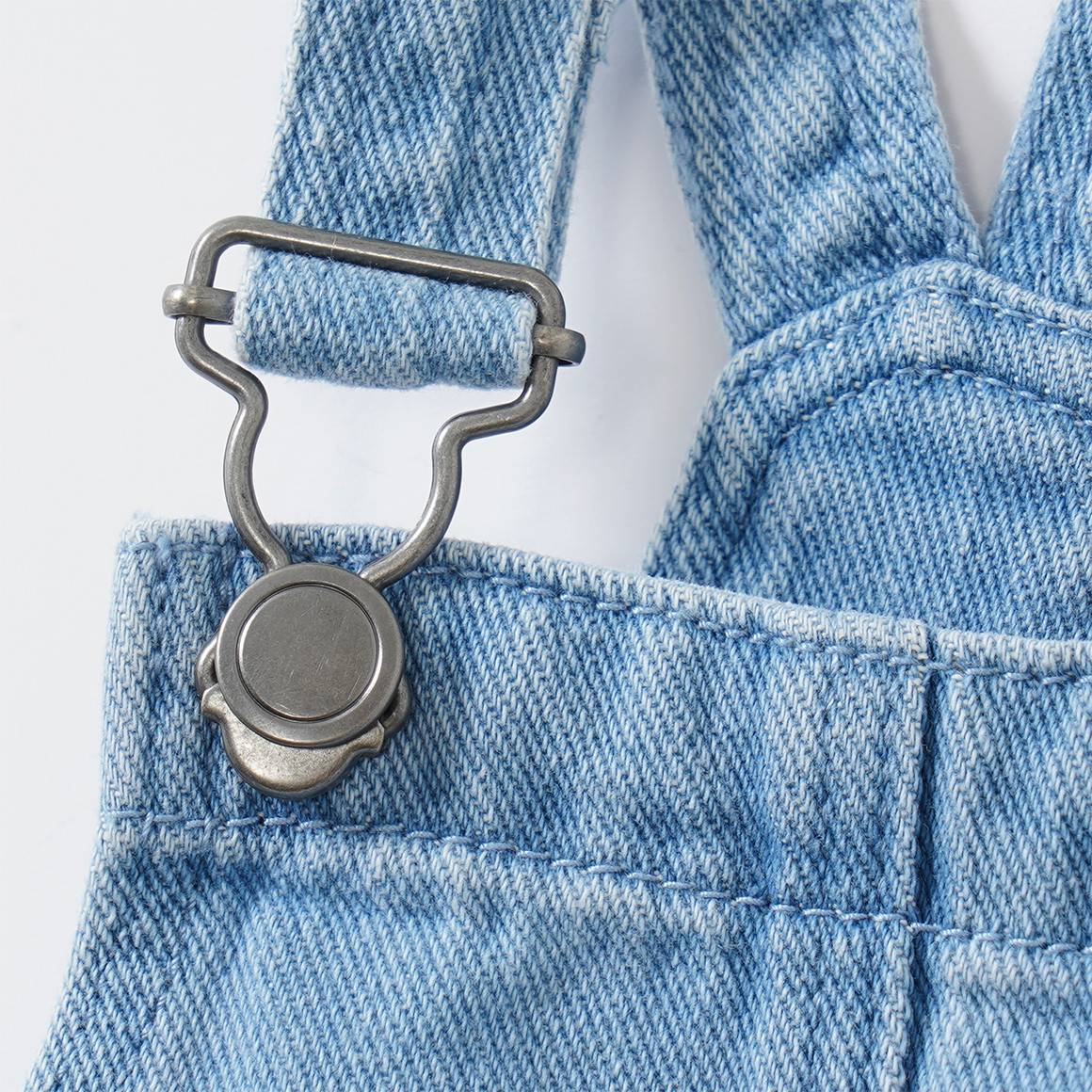 Baby Jeanslatzkleid mit Stickerei