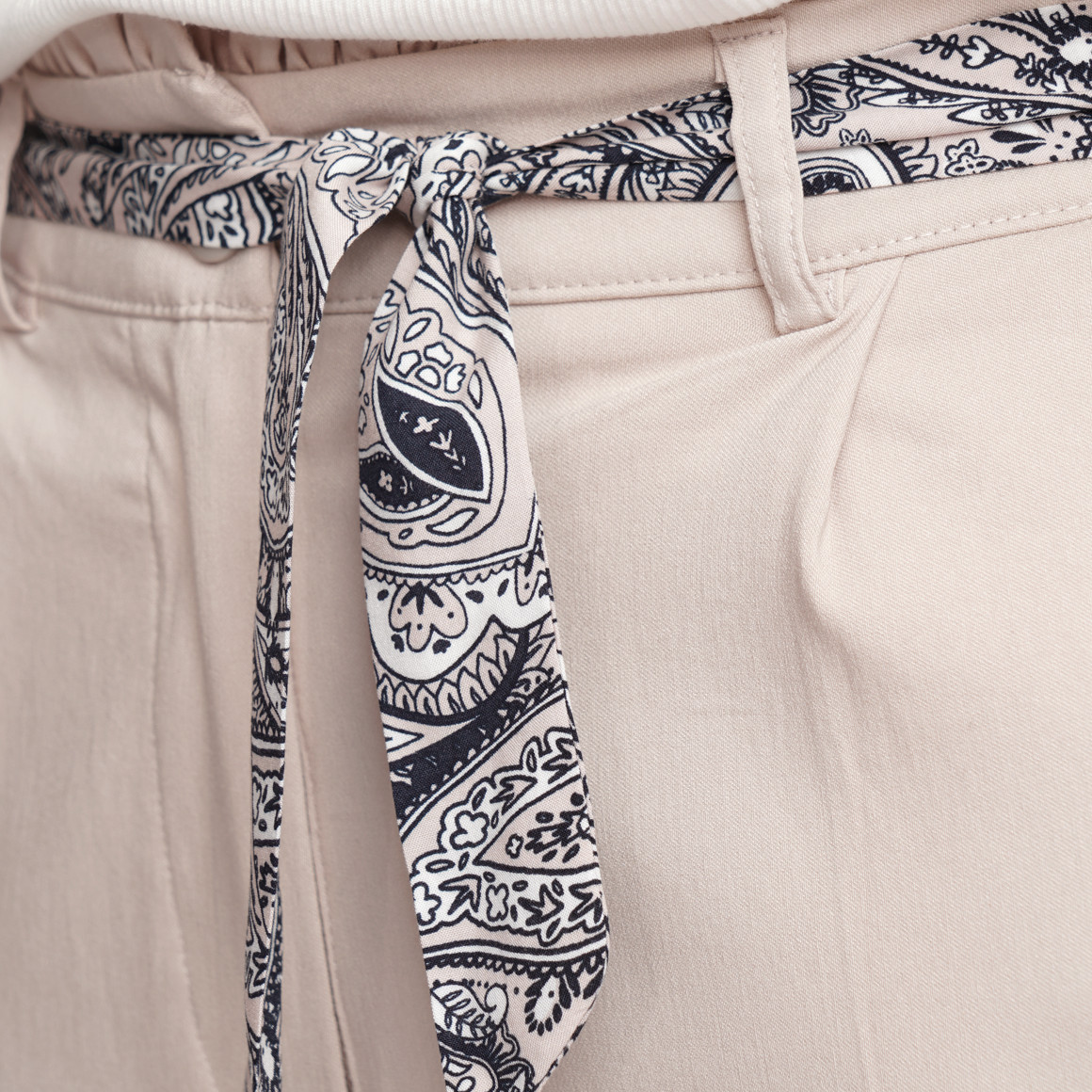 Damen Chinohose mit Bindegürtel