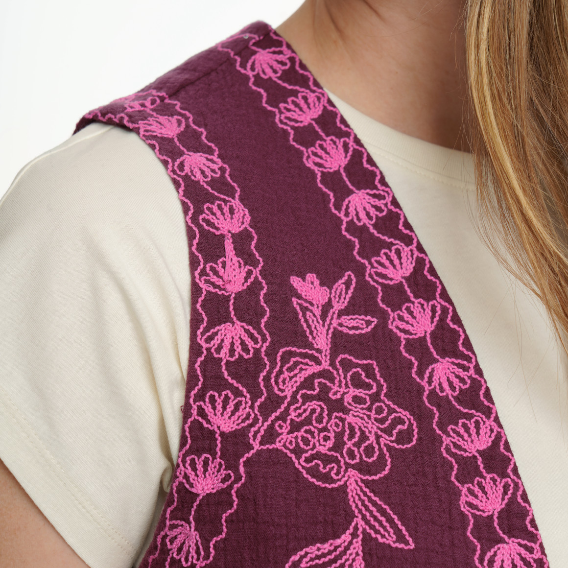 Mousseline damesvest met borduurwerk