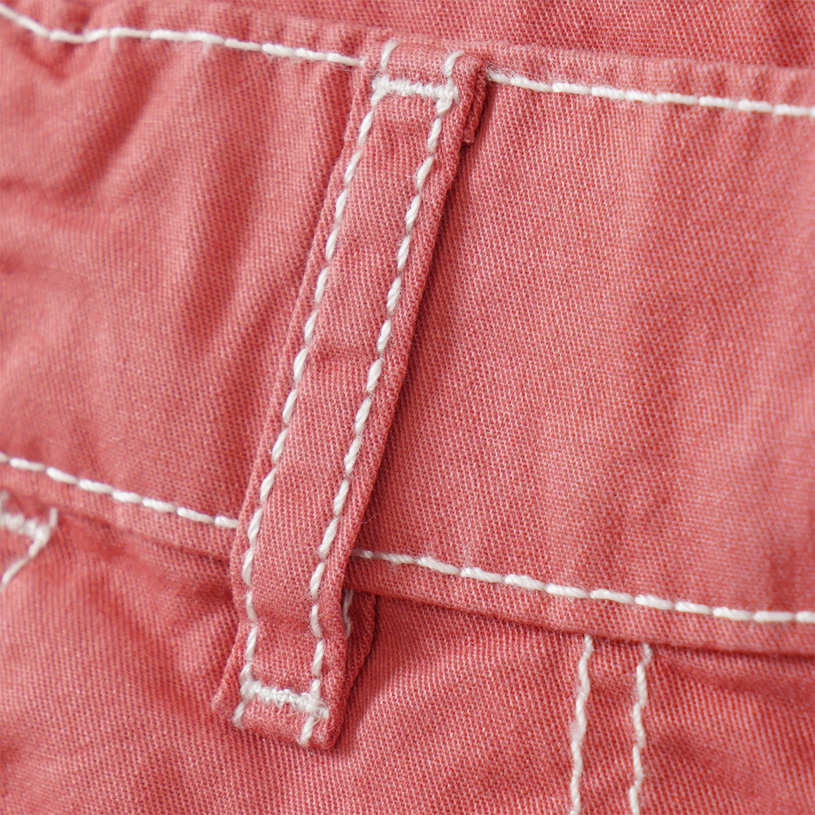 Jungen Shorts mit Kontrastnähten 