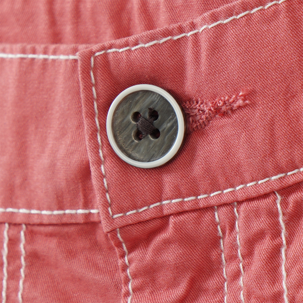 Jungen Shorts mit Kontrastnähten 