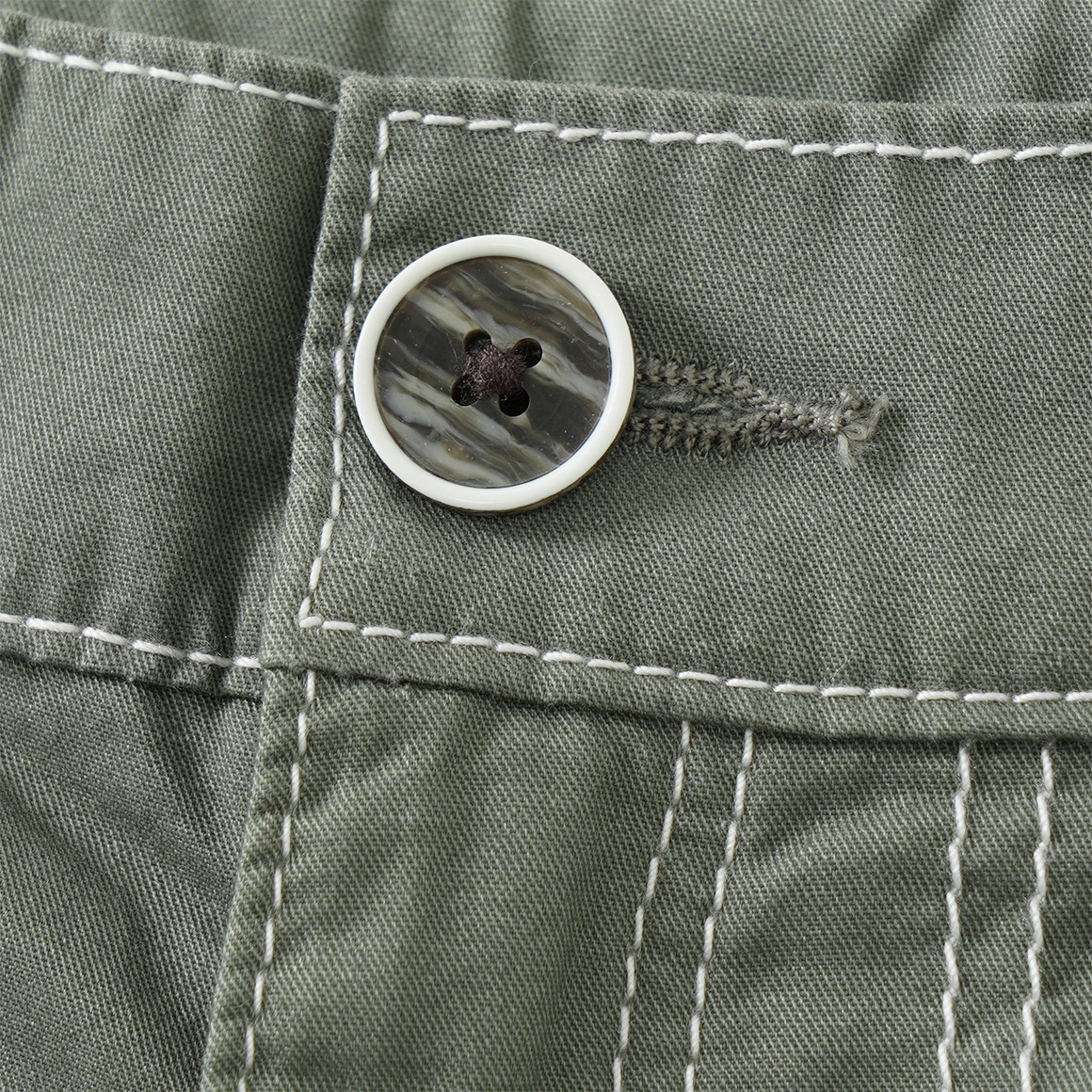 Jungen Shorts mit Kontrastnähten 
