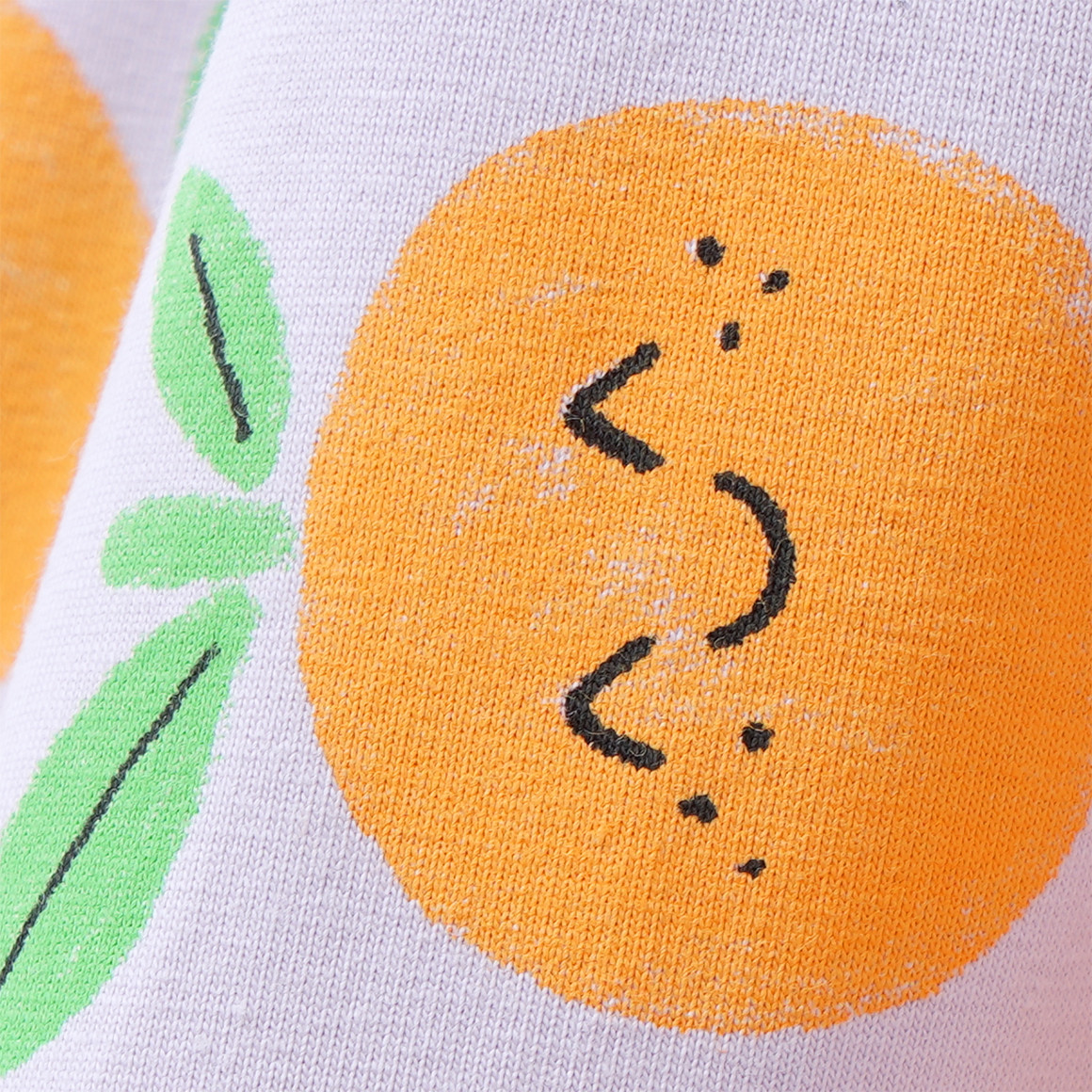 2 Mädchen Kleider mit bunten Motiven