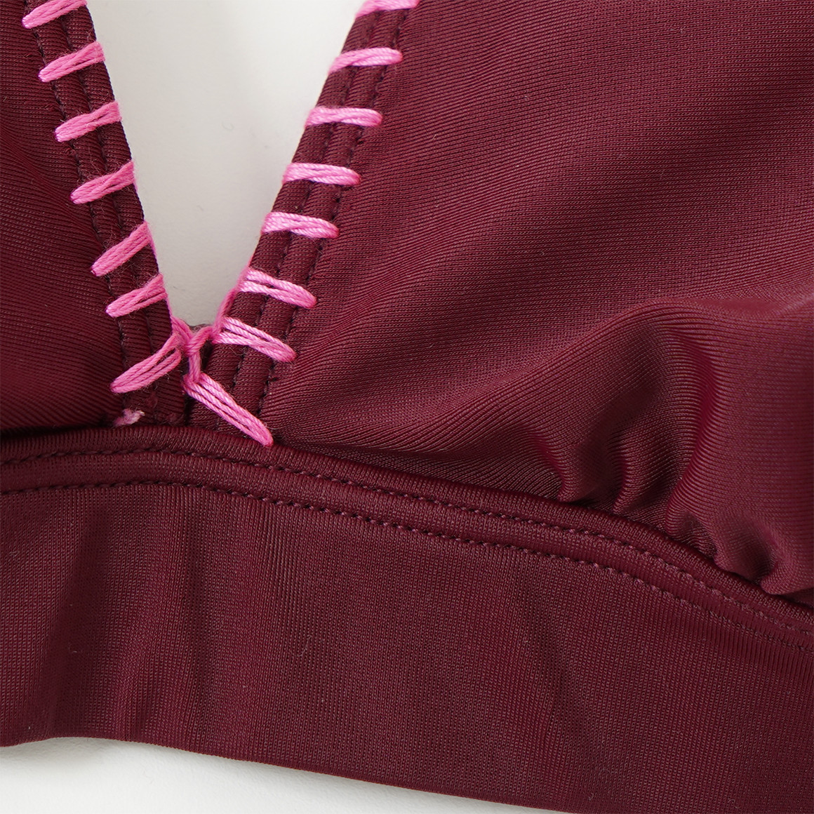 Damen Bikinioberteil mit Kontraststickerei