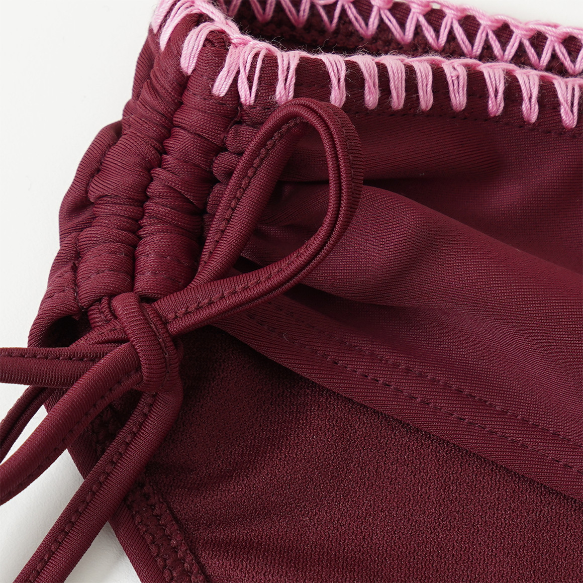 Damen Bikinislip mit Kontraststickerei
