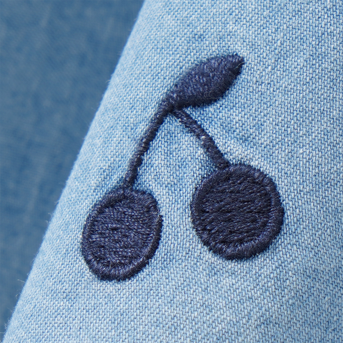 Baby Jeanskleid mit Stickerei