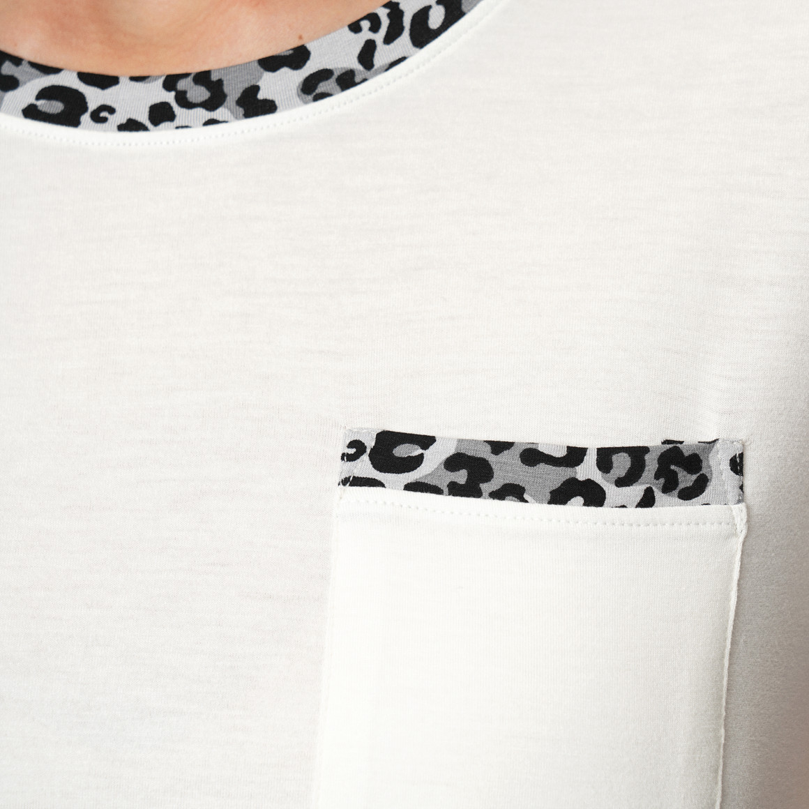 Damen Schlafshirt mit Leo-Details
