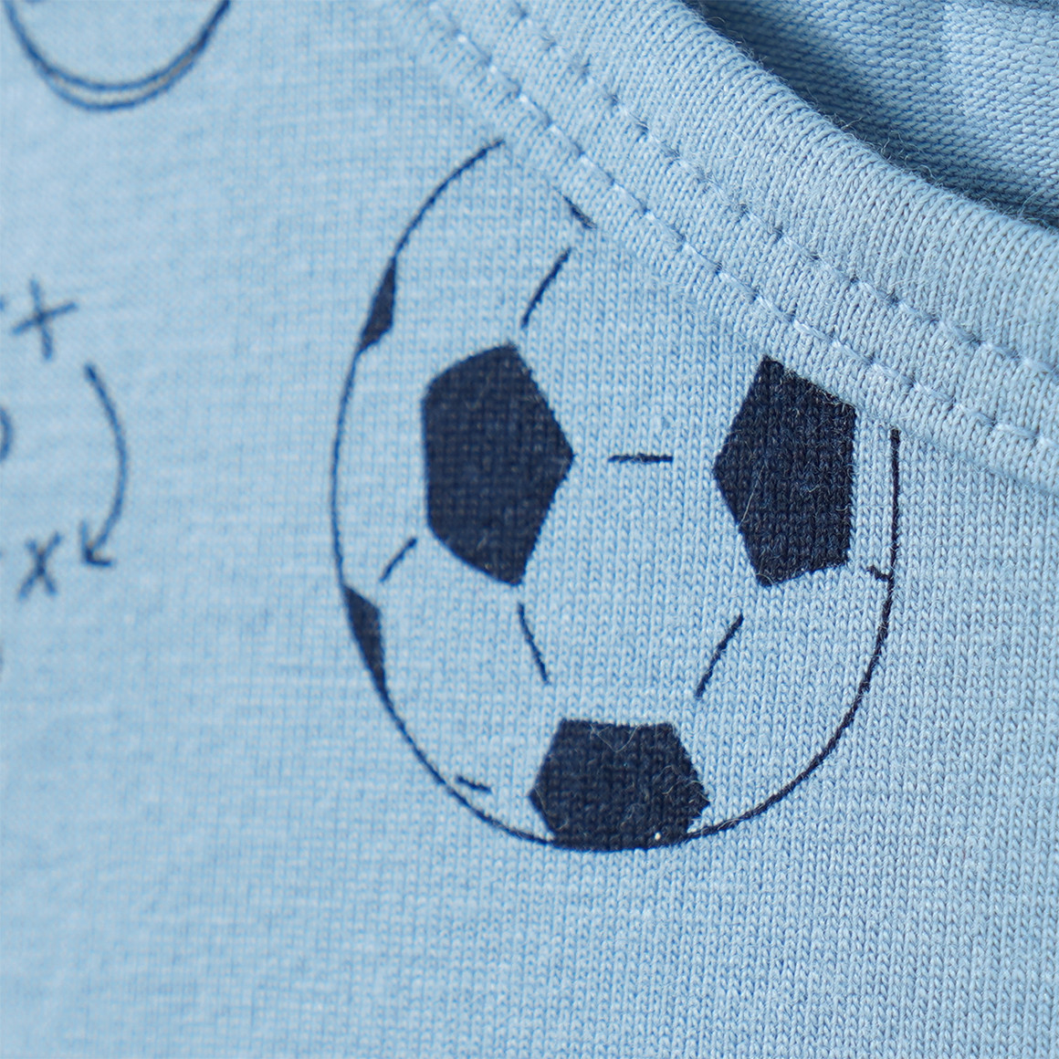 2 Jungen Unterhemden mit Fußball-Motiven