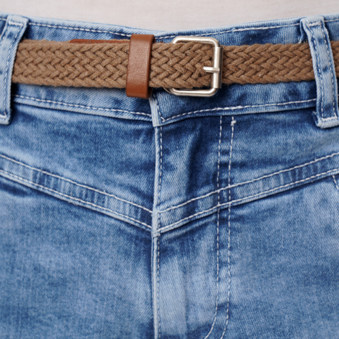 Damen Slim-Jeansshorts mit Gürtel