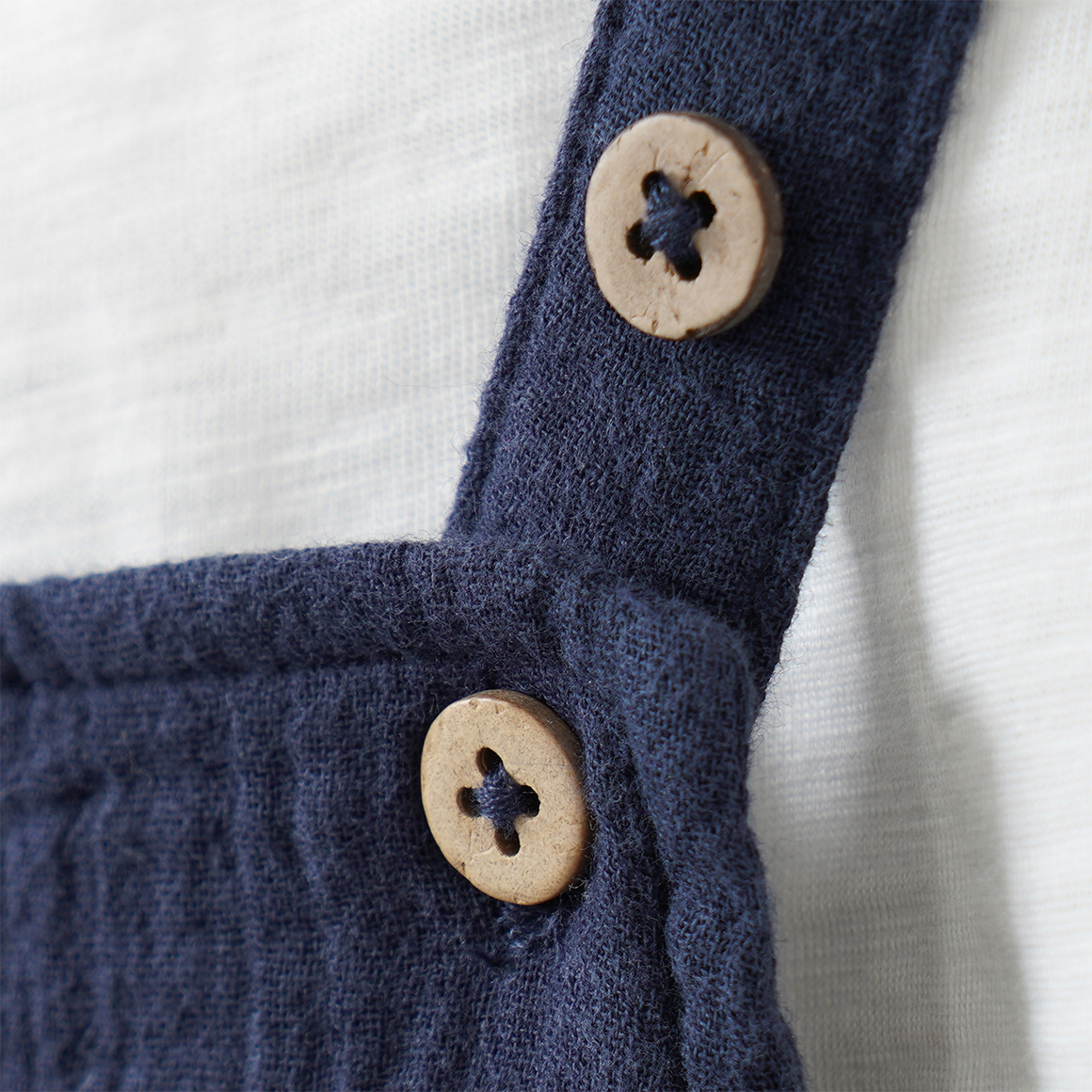 Newborn Set mit Latzshorts und T-Shirt