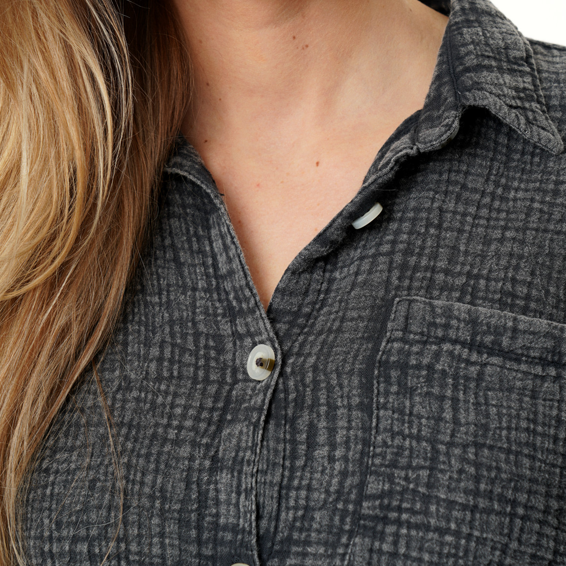 Mousseline damesblouse met borstzak