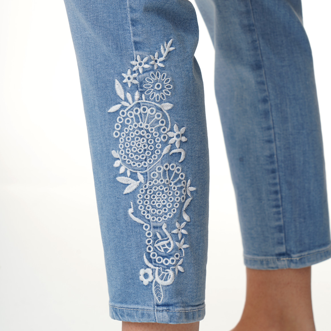 Damen Slim-Jeans in Used-Waschung