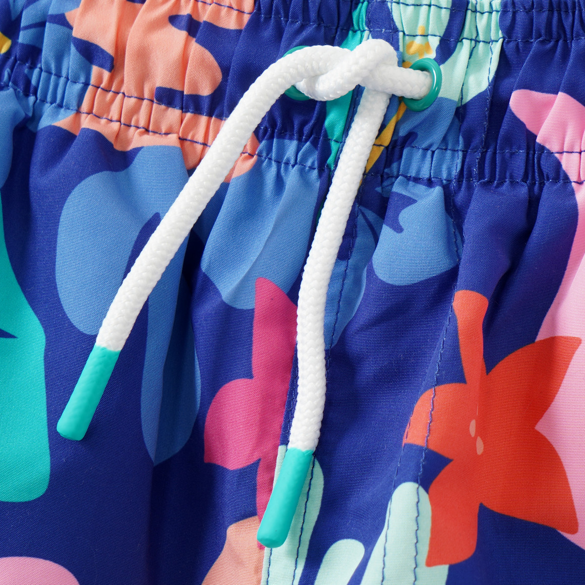 Jungen Badeshorts im Tropical-Look