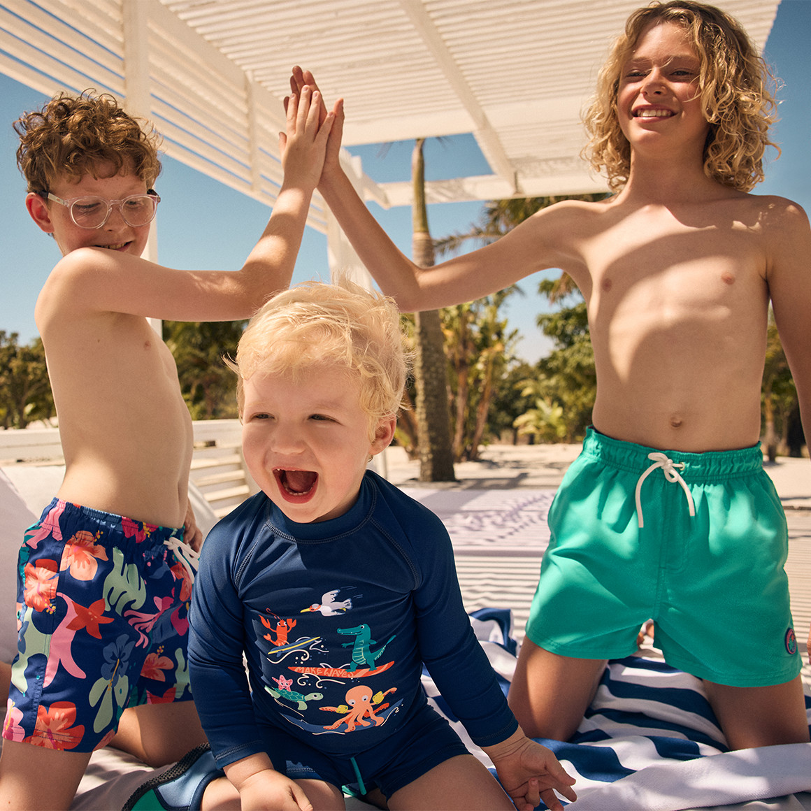 Jungen Badeshorts mit gummiertem Badge