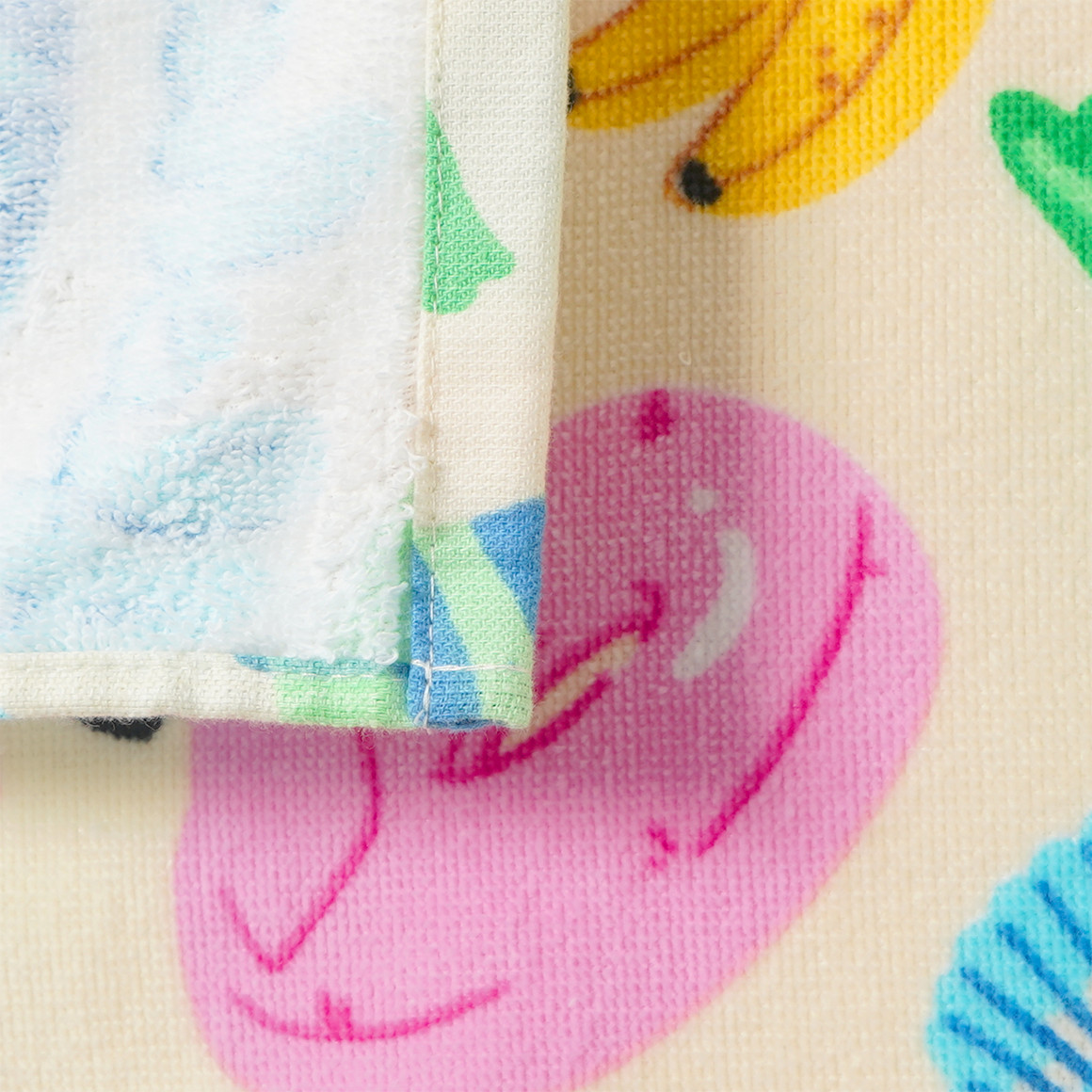 Badetuch mit sommerlichen Motiven