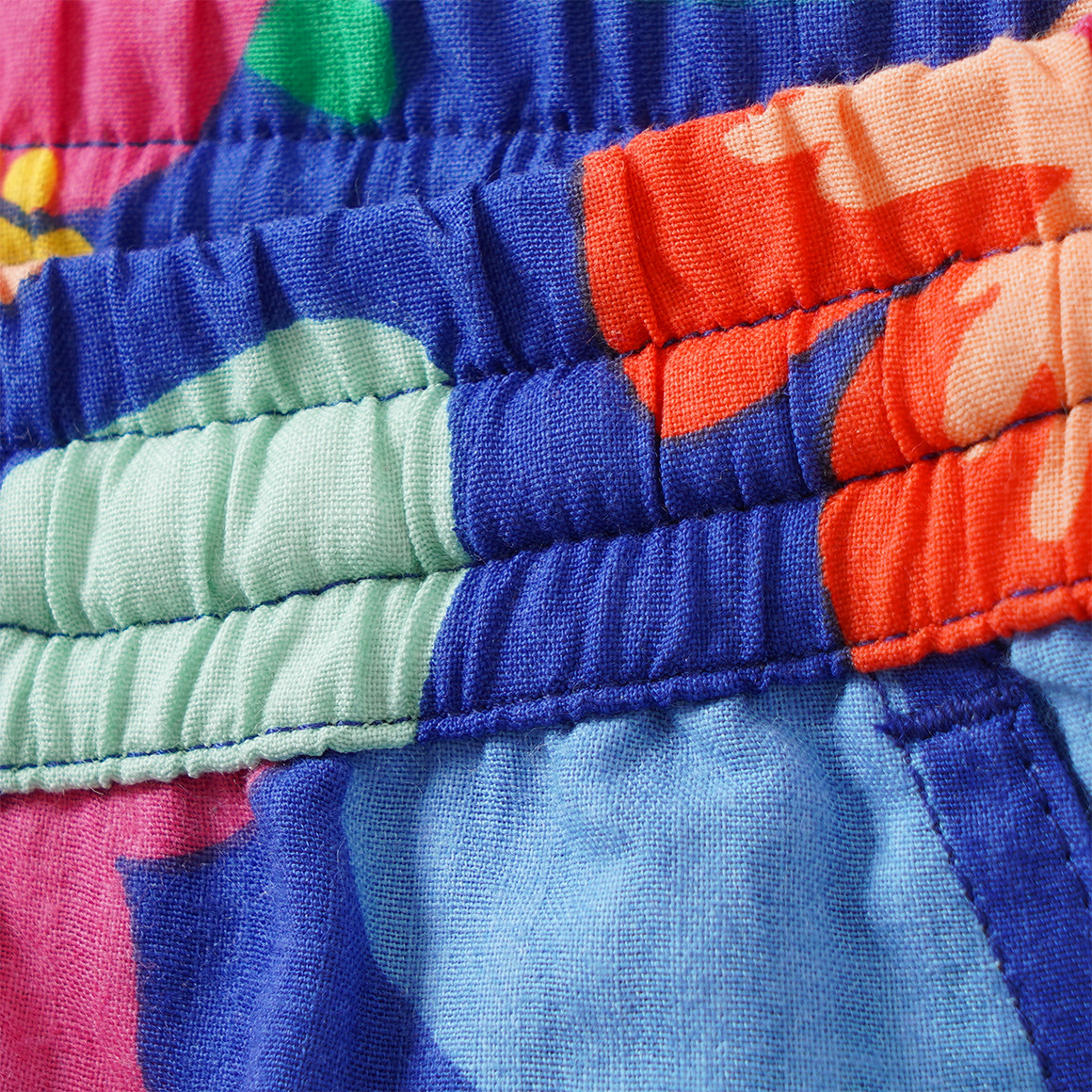 Jungen Shorts im Tropical-Look