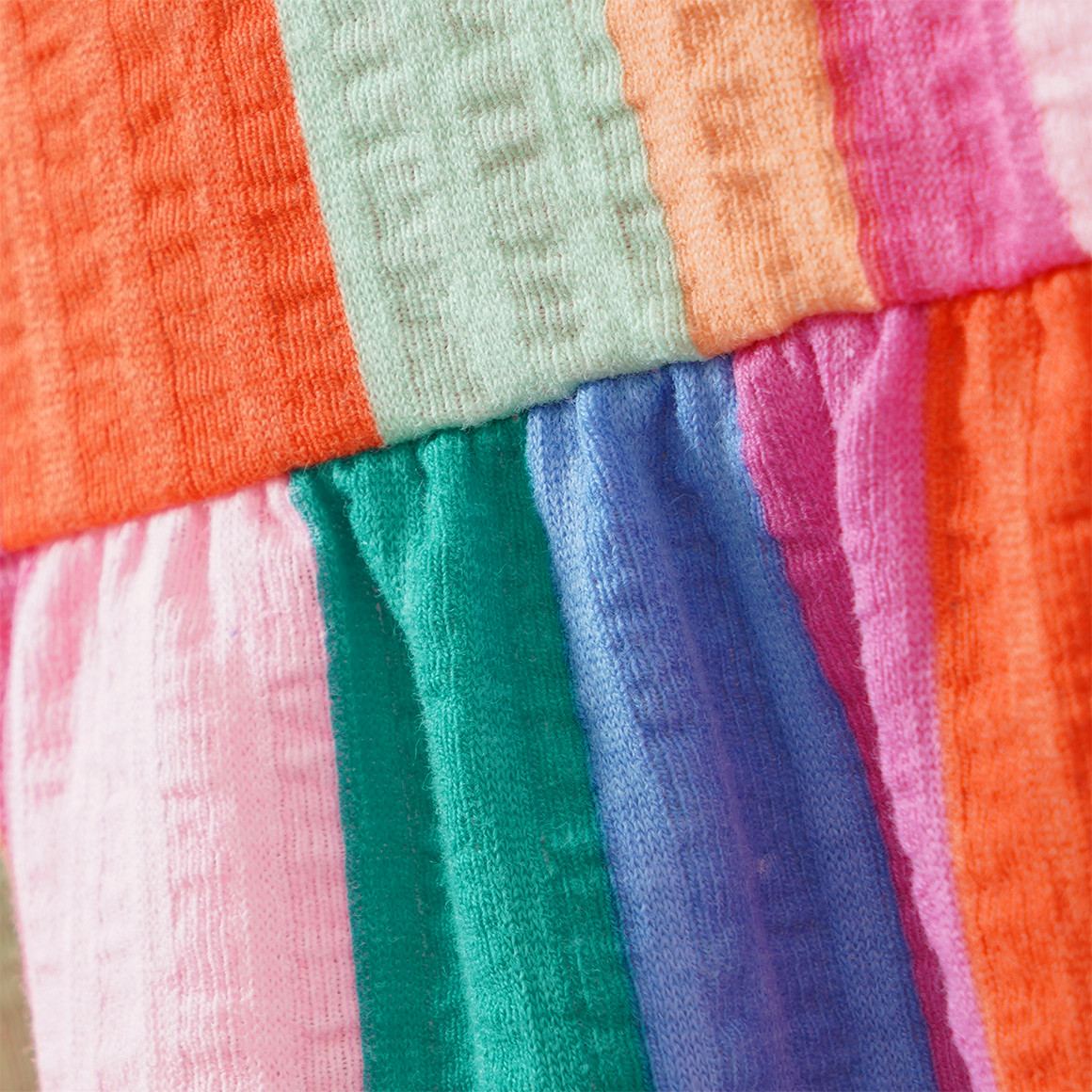 Mädchen Kleid mit bunten Streifen